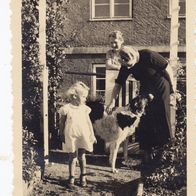 2 alte Fotos Vintage. Frauen Kind und Hund 1936. ( G5 )