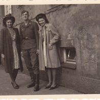 altes Fotos Vintage. 2 Frauen und Soldat. ( G5 )