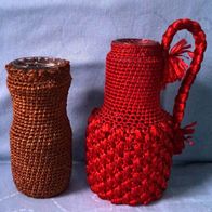 Vase mit Bast rot umhäkelt Retro + Vase mit Bast dunkelbraun umhäkelt Retro Look