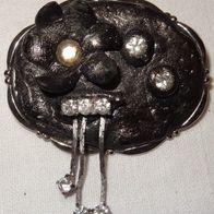 V Brosche v. Künstlermarkt Anstecknadel Blumendekor Glassteine Schmuck 4,2x3,2 unget