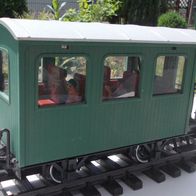 Personenwagen, dunkelgrün, Licht, 8 Figuren, gesupert, LGB 93002, Spur G, 1:22,5