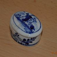winzige Dose für Pillen, Ringe o.ä. (ca. 4 cm x 3 cm x 3 cm) aus Porzellan o. Keramik