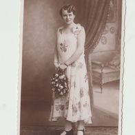 altes Foto Vintage. Hübsche Frau mit Blumenstrauß 1930.. (G6 )