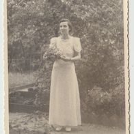 altes Foto Vintage. Hübsche Junge Frau mit Blumenstrauß .. (G6 )