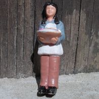 Figur, Mädchen mit Kuchen / Schüssel, stehend, passt zur LGB, Spur G, 1:22,5 (5)