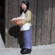 Figur, Mädchen mit Kuchen / Schüssel, stehend, passt zur LGB, Spur G, 1:22,5 (7)