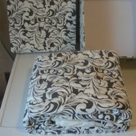 Kuscheldecke mit Deko-Karton Größe : ca. 140cm x 200cm Farbe : weiß-grau Neu