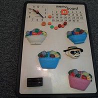 Memo-Board mit Uhr, Tageskalender und div. Magnethaltern (M*)