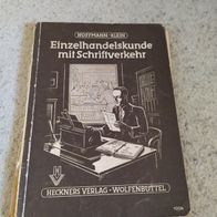 Einzelhandelskunde mit Schriftverkehr