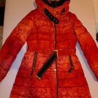 Roter Wintermantel