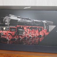 Maßstab 1:32 Spur 1 Märklin 365401 Präsentationsvitrine ca 95cm lang für BR 08