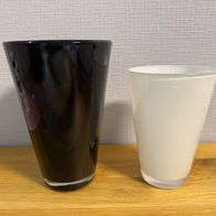 Blumenvasen aus Glas - schwarz / H 21 cm + weiß / H 17 cm