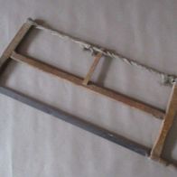 alte Bügelsäge Holz als Dekoration oder Sammlerstück