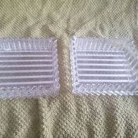 2 kleine eckige Glasschälchen