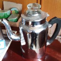 Große Metallteekanne mit Sieb