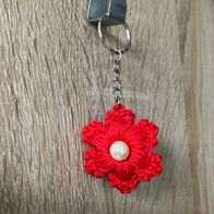 Schöner selbst gehäkelte Blüte als Schlüsselanhänger (Handmade, Handarbeit) rot