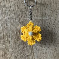 Schöner selbst gehäkelte Blüte als Schlüsselanhänger (Handmade, Handarbeit) gelb