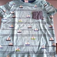 Blaues Shirt mit Aufdruck Schiffe - Gr. 80 - baby club