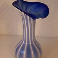 Blaue Überfangglas Vase mit Reliefdekor *