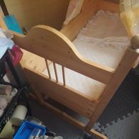 Babywiege Holz mit Himmel