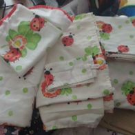 Fenstervorhänge und Tischdecke