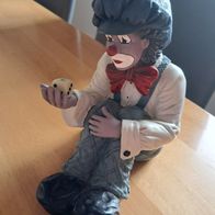 Gilde-Clown sitzend mit Würfel
