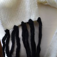 Schal mit Fransen in verschiedenen Farben