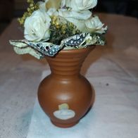 kleine Vase mit Kunstblumen