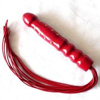 Peitsche, Flogger, Leder-Striemen, Holzgriff, Rot, 64 cm