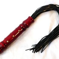 Peitsche, Flogger, Leder-Striemen, Holzgriff, Rot, 60 cm