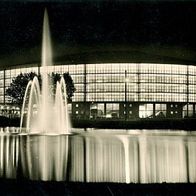 44135 Dortmund Westfalenhalle mit Teich und Springbrunnen bei Nacht 1958