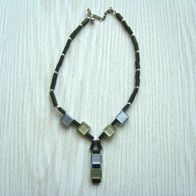 schwarze Modeschmuckkette mit 6 Vierecke