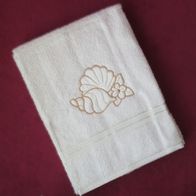 NEU Weiches Badetuch 70x140cm Sauna Handtuch creme weiß Stickerei Muschel Design