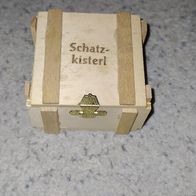 Schatzkisterl aus Holz mit Trommelsteinen und Edelsteinen