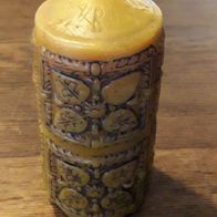 Alte DDR Relief Kerze Stumpen Kerze Gelb Vintage