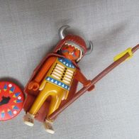 Playmobil (51) Indianer mit Büffelfell und-Helm, Schild, Speer