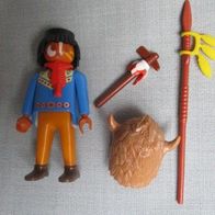 Playmobil Indianer mit Büffelhorn-Mütze, Halstuch, Speer mit Schmuckfeder, Tomahawk
