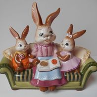 Goebel Ostern Spring Edition 2014 Oma liest vor Hasenoma Buch Couch Sofa Frühling NEU
