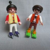 Playmobil 2 Kinder mit Skiern und Schlittschuhen, Mützen und Jacke (66)