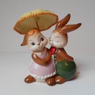 Goebel Ostern "Frühlingsregen" Hasenpaar mit Regenschirm 13 cm Wanderhasen 2014 NEU