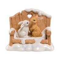 Goebel "Verliebte Häschen" 2 Hasen auf Holzbank Im Winterwald Winterdorf 2017 NEU OVP