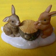 Goebel "Zwei Häschen im Walde" 6 cm Winterwald Winterdorf 2010 Hase Baumstumpf NEU