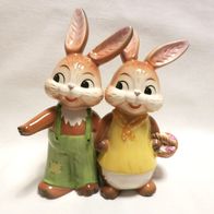 Goebel Ostern "Spaziergang zu zweit" Wanderhasen 2010 Hasenpärchen mit Korb NEU OVP