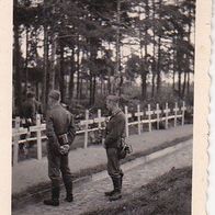 Foto 2. WK - Deutsche Wehrmacht - Soldatenfriedhof - 4 * 5cm (22537)