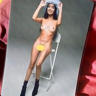 Frau Dame mit Hocker Akt Erotik künstlerische Aktfotografie A4 + laminiert