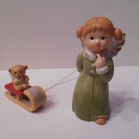 Goebel Halt Dich gut fest! Engel mit Schlitten und Teddy Kapelle Weihnachtsengelmarkt