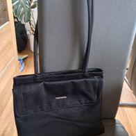 Schwarze Handtasche mit Henkel