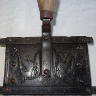 D Abt Striegel Tierstriegel Metall mit Holzgriff Alt Vintage 10x14 15,5x25 gut erhalt