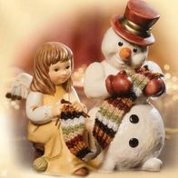 Goebel "Engel strickt Schal für Schneemann" 13 cm Champagner 2007 41-286-01-4 NEU OVP