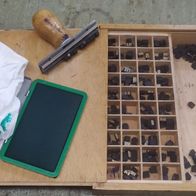 älterer Holz Setzkasten mit Stempelwerkzeug und Stempelkissen